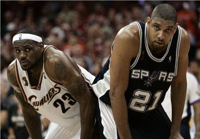 维拉vs阿森纳前瞻：英超前3大战 枪手主力双中卫缺席 谁也难赢（英超前三强强对话：维拉对阵阿森纳，枪手双中卫缺阵，难分高下）