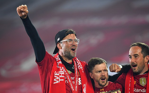 布莱顿球员三笘薰与日本战犯合影引发争议，俱乐部致歉未提菲律宾球迷，引发不满。