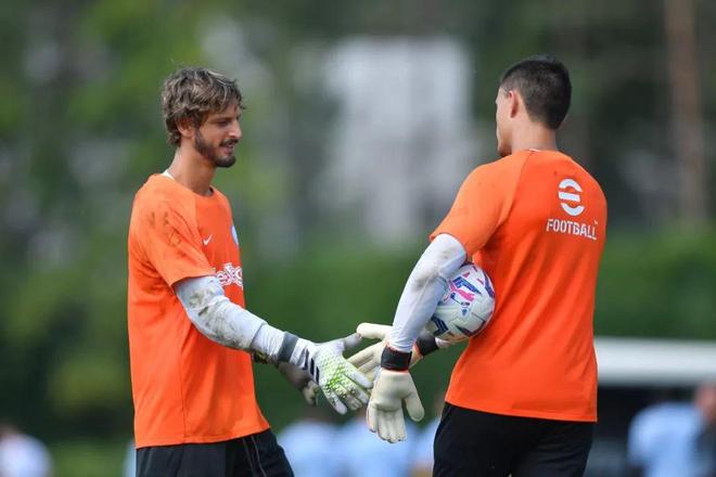 利物浦太子在皇马水土不服 阿诺德左腿股四头肌直肌拉伤 缺席2月（阿诺德在皇马难以适应：左腿股四头肌直肌拉伤，预计缺席两个月）