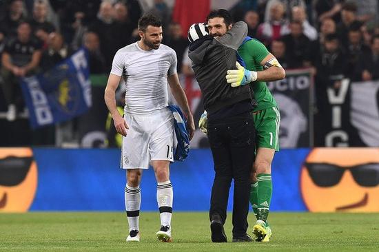 里夫斯：詹姆斯是历史级别的传球手，总在用最正确的方式打球