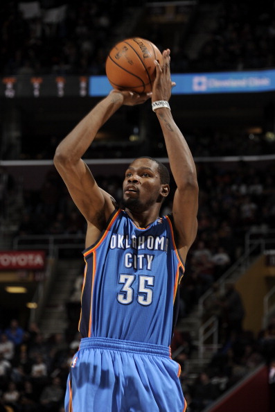 客战那不勒斯替补登场，科斯蒂奇达成尤文生涯100场里程碑（客场对阵那不勒斯替补登场，科斯蒂奇迎来尤文生涯第100场）