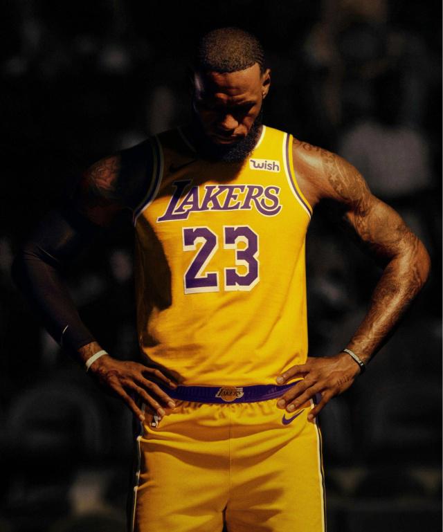 她在轮椅上“投中”梦想（轮椅上的她，投进了梦想）